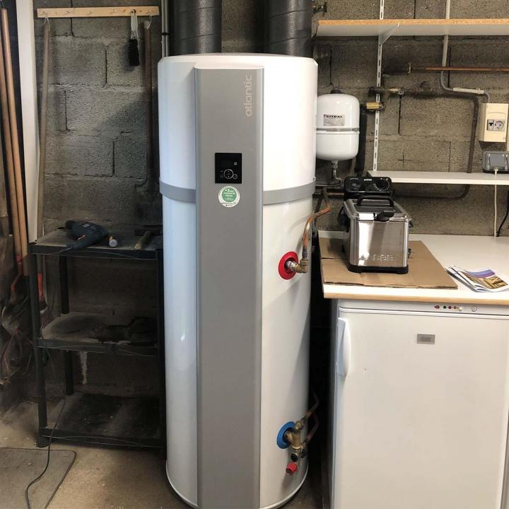 Intervenant à Pornic, nous installons, dépannons et remplaçons des ballons d'eau chaude avec minutie